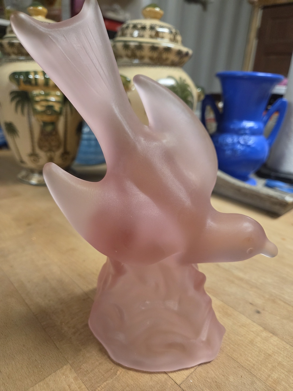 Vintage L.E. Smith pink satin frosted glass bird in flight figurine Model #4401